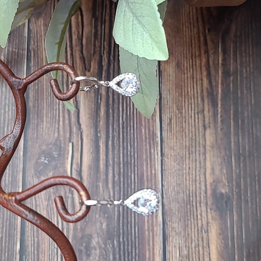 NIB SILVER WHITE TOPAZ DANGLE EARRINGS - Picture 2 of 7